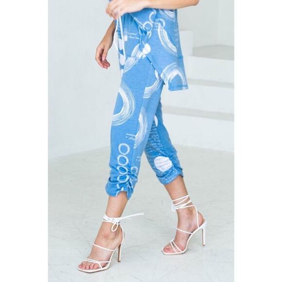 Womens Blue Capri Pull On Pants Size M Script Print NWT Artex Fashions - Picture 6 of 10